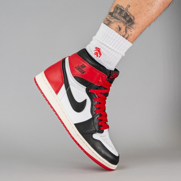 Der legendare Air Jordan 1 High OG Black Toe Reimagined kehrt im